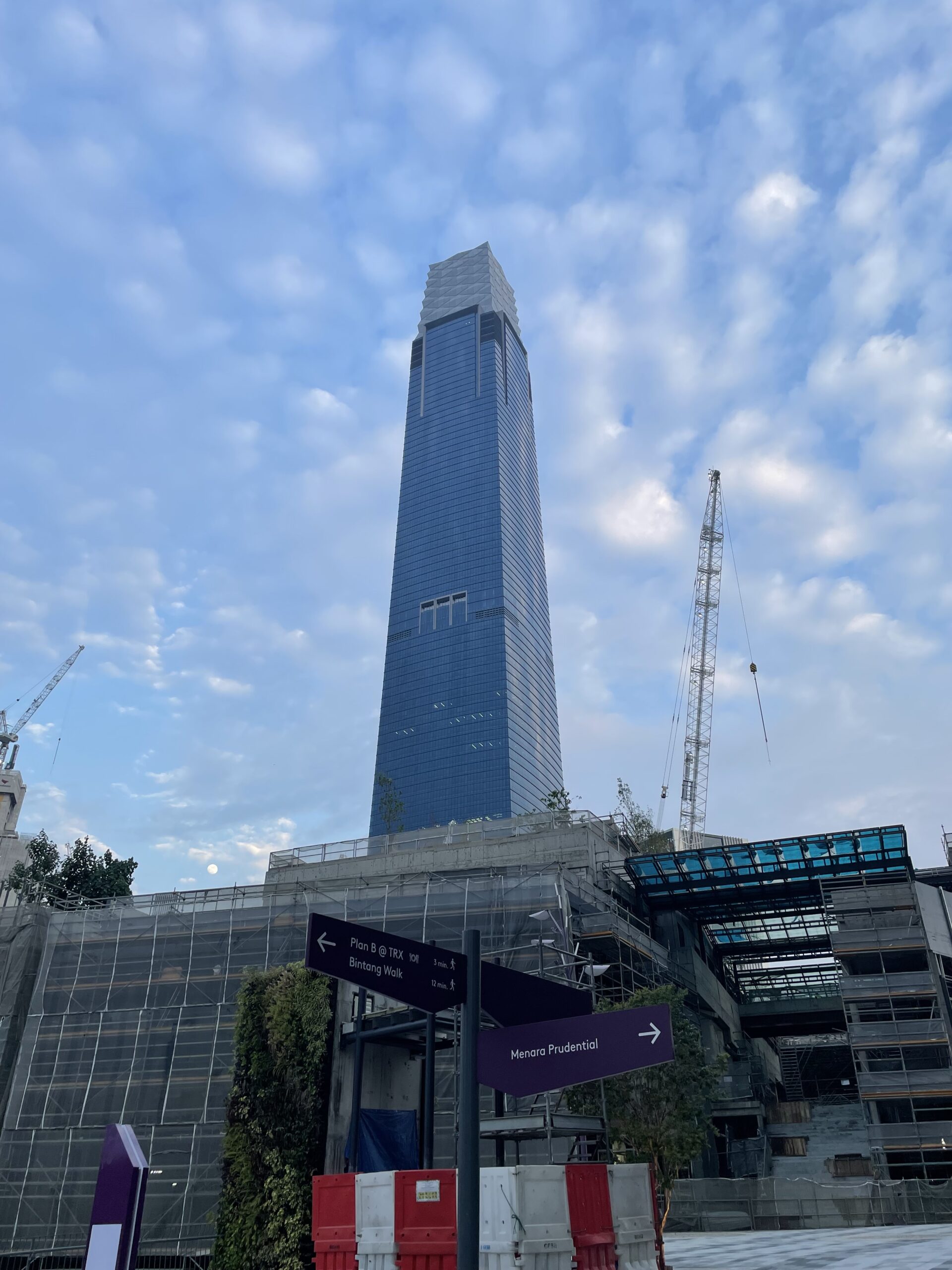 青空にそびえるクアラルンプールの高層ビル（ムルデカ118）