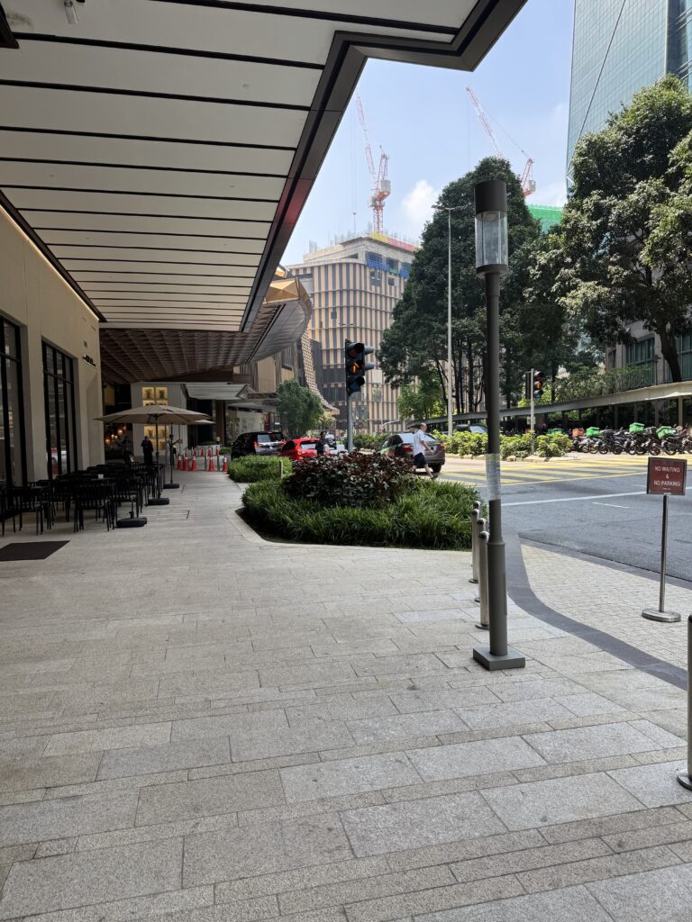 クアラルンプール中心部の遊歩道と現代的な街並み